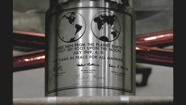 Futuraは、人類史上初の月面着陸をしたアポロ11号着陸船の銘板に使用されました。